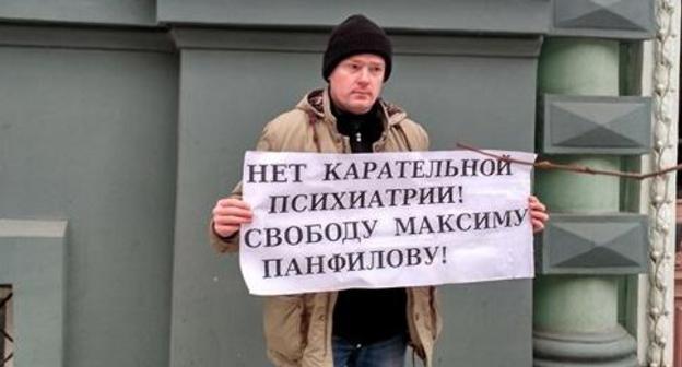 Alexei Tyurin holds solo picket in support of Maxim Panfilov. Photo by Elena Grebenyk for the Caucasian Knot. 