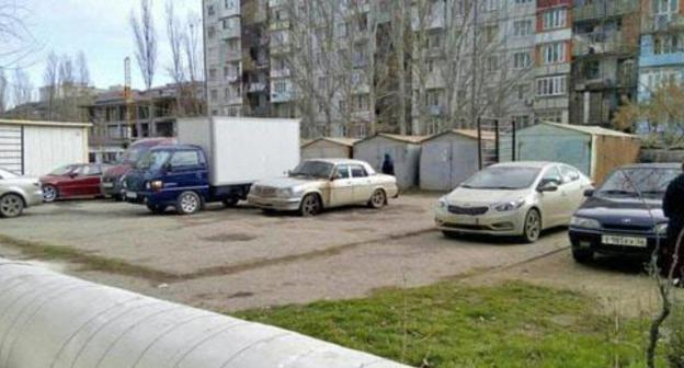 The HRC "Memorial" car (in the center) set on fire after Oyub Titiev's advocate had used it in Makhachkala on January 20th. Photo: https://memohrc.org/ru/news_old/v-mahachkale-podozhgli-avtomobil-memoriala-na-kotorom-advokat-ezdil-v-chechnyu