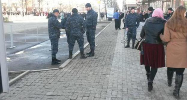 Law enforcers cordon off area in Grozny, February 3, 2018. Photo by the Caucasian Knot correspondent