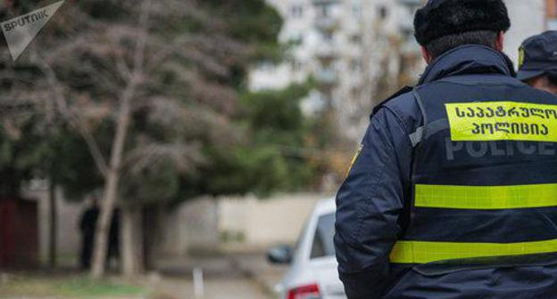 A police officer at the crime scene. Photo Sputnik / Levan Avlabreli
https://sputnik-georgia.ru/incidents/20180207/239209925/Zhestokaja-rasprava-s-semej-polkovnika-zapasa-v-Tbilisi-novye-detali.html