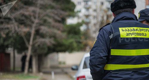 A police officer at the crime scene. Photo Sputnik / Levan Avlabreli
https://sputnik-georgia.ru/incidents/20180207/239209925/Zhestokaja-rasprava-s-semej-polkovnika-zapasa-v-Tbilisi-novye-detali.html