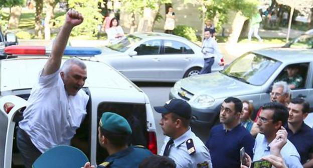 Afghan Mukhtarly near the building of the court. May 2017. Photo: REUTERS/Aziz Karimov