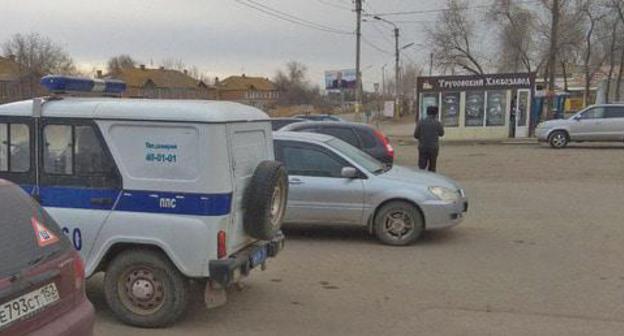 Trusov District of Astrakhan, Traffic police car is parked near pre-election billboard of Vladimir Putin. Photo by provided by Alena Sadovskaya to the Caucasian Knot. 