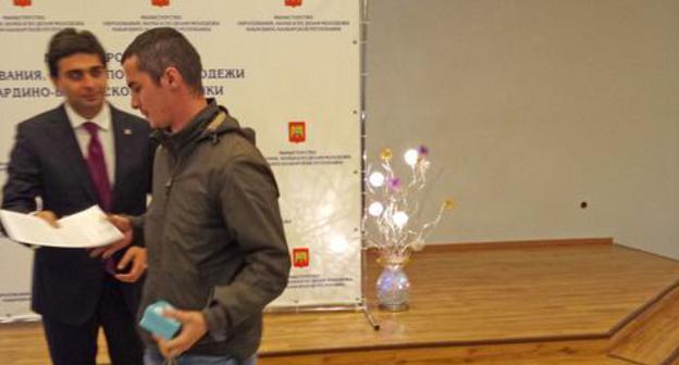 Orphans receive keys from apartments in Nalchik, February 16, 2018. Photo by Lyudmila Maratova for the Caucasian Knot. 