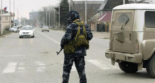 Law enforcer, Grozny. Photo: REUTERS/Stringer (RUSSIA - Tags: CIVIL UNREST CONFLICT MILITARY)