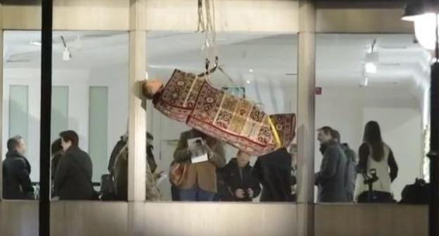 The painter held an action in support of gays of Chechnya near the art gallery. Photo: screenshot of the BBC video https://www.youtube.com/watch?v=dkw8NE8Rj0M