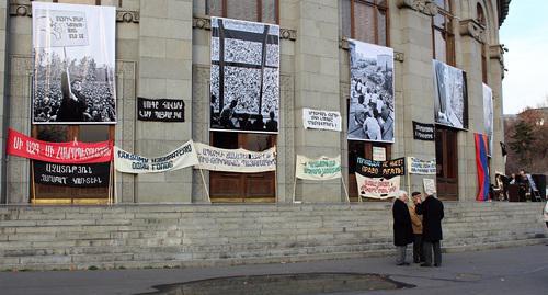 Banners and photos on Yerevan Opera Theater, February 20, 2018. Photo by Tigran Petrosyan for the "Caucasian Knot"