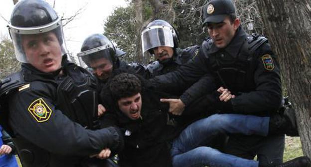 The police detains an activist. Baku, January 2013. Photo: REUTERS/David Mdzinarishvili