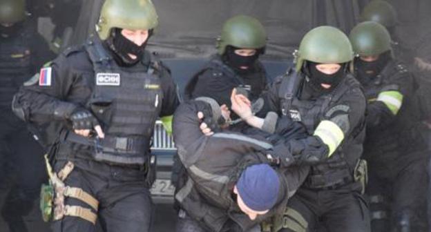 Law enforcers during detention. Photo: http://nac.gov.ru