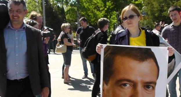 Yana Antonova holds solo picket. Photo by Anna Gritsevich for the Caucasian Knot. 