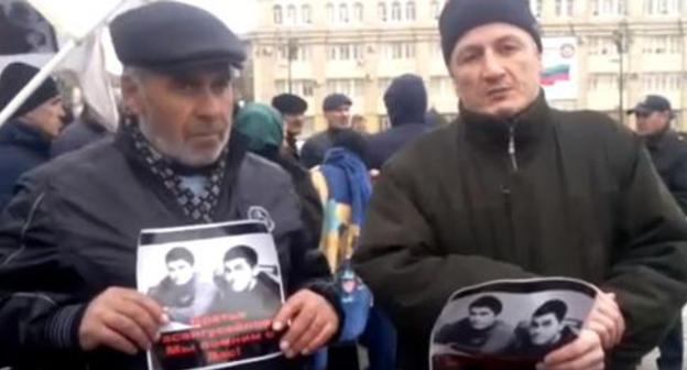 Father of the killed Gasanguseinov brothers (left) and representative of 'Law and Right' organization Djambulat Gasanov attend picket in Makhachkala, March 1, 2018. Screenshot from gazetachernovik Youtube video 