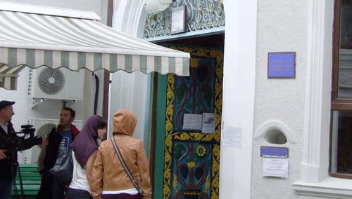 Women near the entrance to a mosque in Batumi. September 2013. Photo by Edita Badasyan for the "Caucasian Knot"