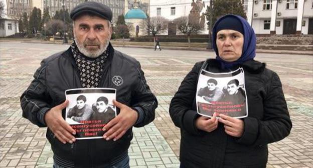 Parents of Nabi and Gasangusein Gasanguseinov in the square in Makhachkala. Photo by the "Caucasian Knot" correspondent