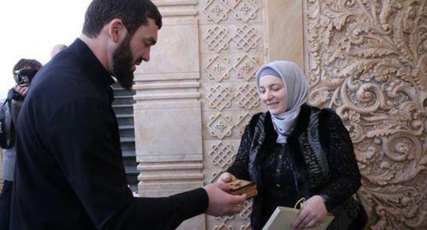 Magomed Daudov, the speaker of the Chechen parliament, gives the Order of Fatherland's Honour to Medni Kadyrova. Photo http://www.parlamentchr.ru/press-centre/news/6758-m-daudov-vruchil-ajmani-i-medni-kadyrovym-vysshie-nagrady-parlamenta-chr