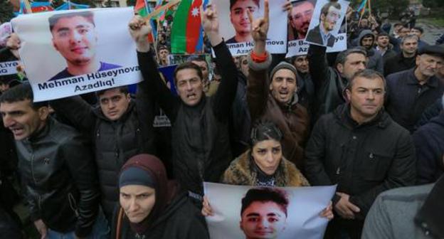 The participants of the rally holding photos of the political prisoners. Baku, March 10, 2018. Photo by Aziz Karimov for the "Caucasian Knot"