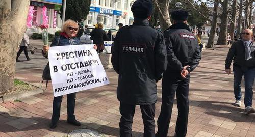  Dalia Zaviatskene holds picket, Gelendjik, March 8, 2018. Photo by Mikhail Benyash.