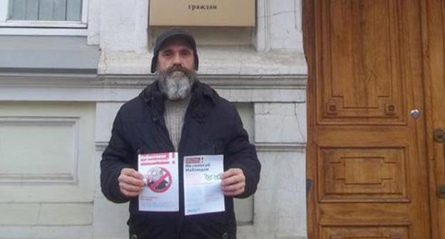 Mikhail Anisenko holds solo picket, Astrakhan, March 16, 2018. Photo by Olga Veter for the Caucaisan Knot.  