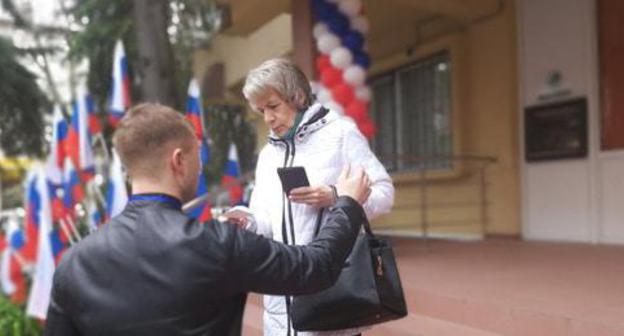 At a polling station in Sochi. March 18, 2018. Photo by Svetlana Kravchenko for the "Caucasian Knot"