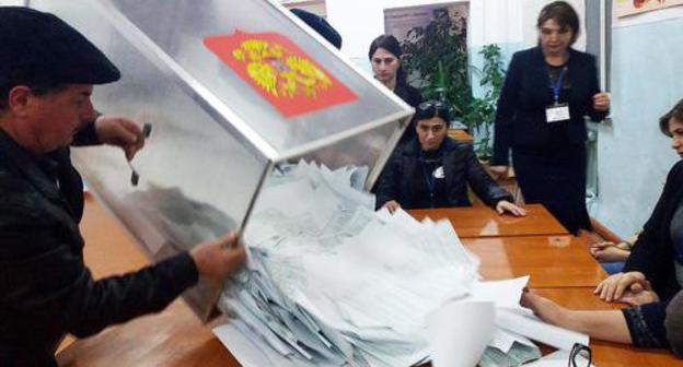 Ballot counting at polling station №1111 in Makhachkala. Photo by Murad Muradov for the Caucasian Knot. 