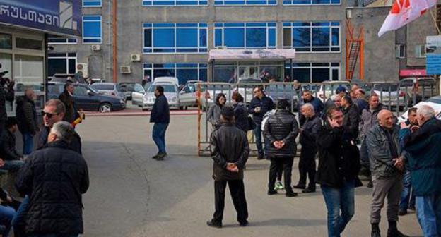 People at "Rustavi-2" TV Channel building. Photo: © Sputnik / Alexander Imedashvili
https://sputnik-georgia.ru/incidents/20180319/239726876/Shutka-o-Hriste-privela-k-besporjadkam-u-zdanija-telekanala-v-Tbilisi.html
