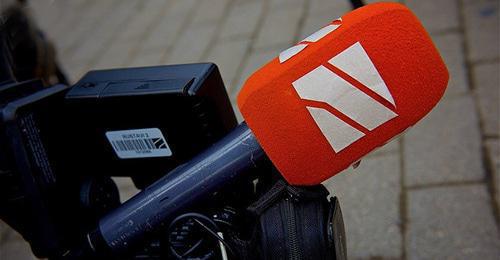 Microphone and camera of 'Rustavi-2' filming team. Photo: © Sputnik / Alexander Imedashvili https://sputnik-georgia.ru/reviews/20170722/236727499/Pochemu-TV-Rustavi-2-ne-platit-nalogi.html