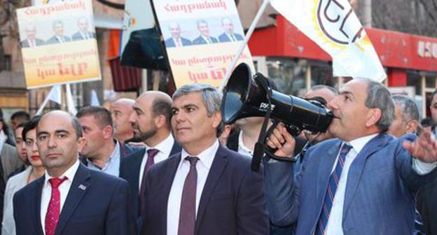 Leaders of the "Elk" bloc Edmon Marukyan, Aram Sarkisyan and Nikol Pashinyan (from left to right) at pre-election march in Yerevan. Photo by Tigran Petrosyan for the Caucasian Knot.