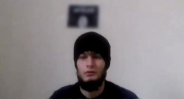 A militant who attacked the police officer in Grozny has sworn allegiance to the Islamic State banned in Russia. Screenshot of a video https://web.telegram.org/#/im?p=@directorate4