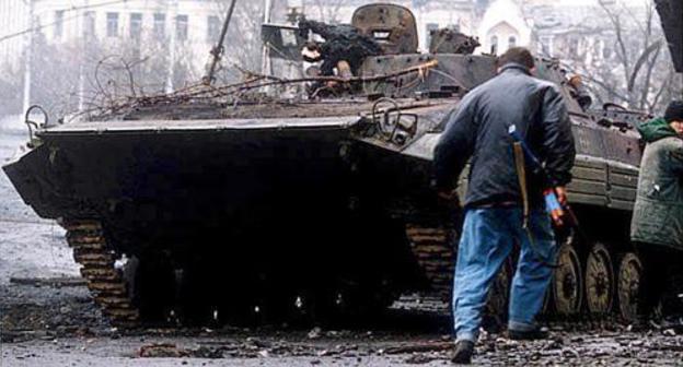 Many of Timur Mutsuraev's songs are dedicated to Chechen war. Photo of Russian IFV destroyed in Grozny, January 1995 made by Mikhail Yevstafiev, https://ru.wikipedia.org/wiki/Первая_чеченская_война