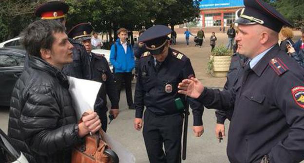 Policemen talk with Dmitry Titkov (left), Sochi, March 27, 2018. Photo by Svetlana Kravchenko for the Caucasian Knot. 