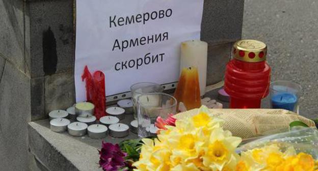 Flowers and candles in memory of victims of fire in Kemerovo, Yerevan, March 28, 2018. Photo by Tigran Petrosyan for the Caucasian Knot.