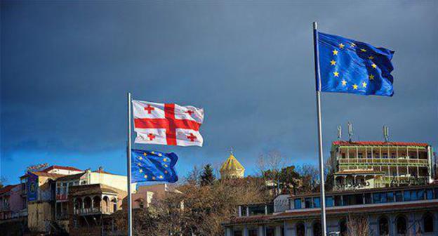 EU and Georgian flags. Photo: Sputnik / Alexander Imedashvili https://sputnik-georgia.ru/georgia/20180328/239854645/god-bez-viz---v-es-ocenili-bezvizovyj-rezhim-s-gruziej.html