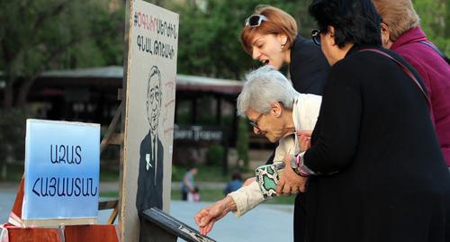 Installation  at the rally which demanded to prevent Serzh Sargsyan from taking the post of Prime Minister, Yerevan. Photo by Tigran Petrosyan for the Caucasian Knot. 