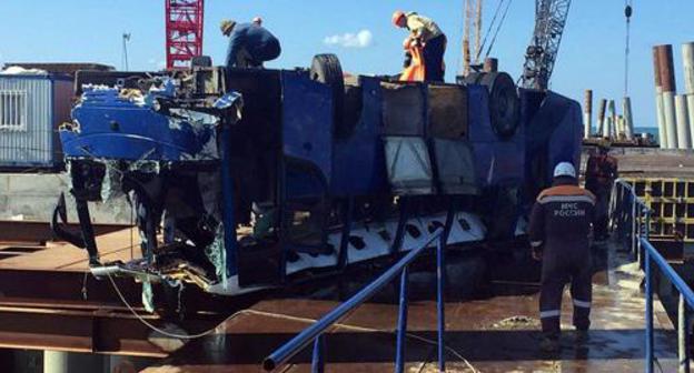 The bus after the fall into the Kerch Strait. Photo: press service of the Ministry of Emergencies 