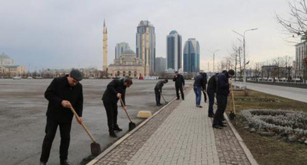 Obligatory community clean-up in Grozny. Photo: press service of Grozny Mayoralty