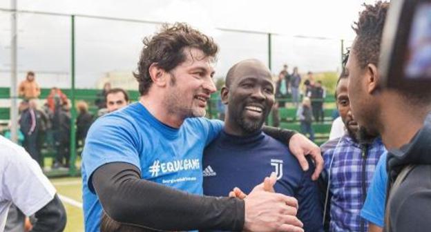 Kakha Kaladze, Tbilisi Mayor and a former AC Milan defender, with the players at a friendly football match. April 14, 2018. Photo: Sputnik / Levan Avlabreli