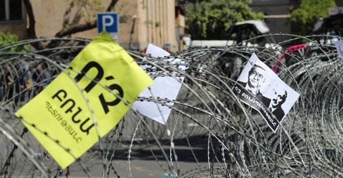 Serzh Sargsyan's photo in a leaflet put on a barbed wire. Yerevan, April 17, 2018. Photo by Tigran Petrosyan for the "Caucasian Knot"