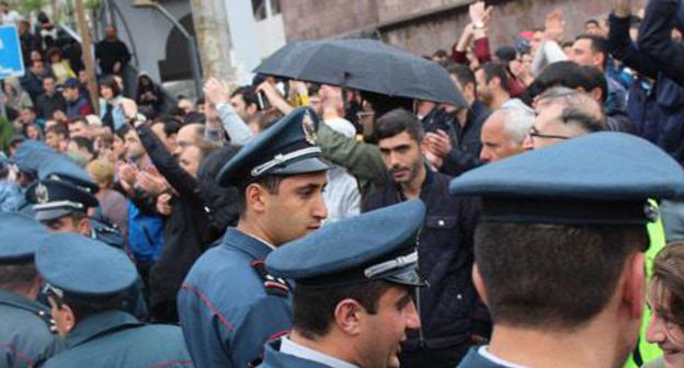 The police officers are talking to protesters. Yerevan, April 20, 2018. Photo by Tigran Petrosyan for the "Caucasian Knot"