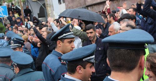 The police officers are talking to protesters. Yerevan, April 20, 2018. Photo by Tigran Petrosyan for the "Caucasian Knot"