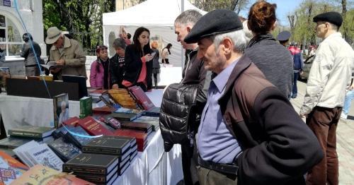 Vladikavkaz resident at book fair, April 23, 2018. Photo by Emma Marzoeva for the Caucasian Knot. 