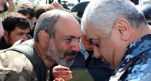 Nikol Pashinyan talks with policemen. Photo by Tigran Petrosyan for the Caucasian Knot. 