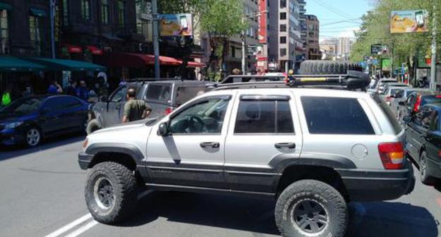 Activists blocked Tumanyan Street for 15 minutes and then drove away. Photo by Grigory Shvedov. 