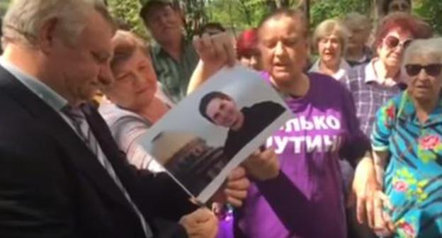 Activists of the patriotic movement "Putin's Detachments" burn Pavel Durov's portrait. Screenshot from video: https://www.youtube.com/watch?time_continue=17&v=UgObJgny2iM