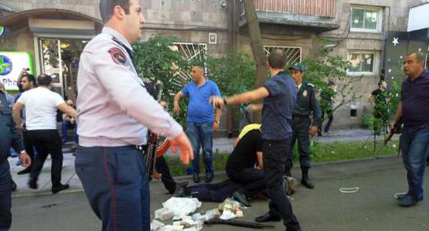 At the site of the bank robbery. Photo by Tigran Petrosyan for the "Caucasian Knot"