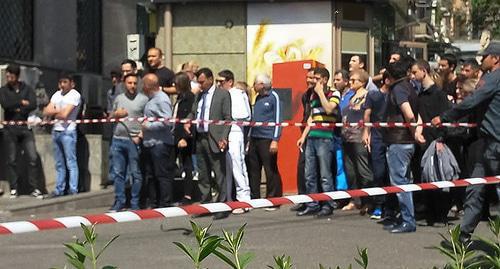 At the site of the bank robbery. Photo by Tigran Petrosyan for the "Caucasian Knot"