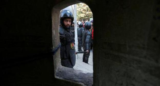 Policeman in Cairo. Photo: Reuters