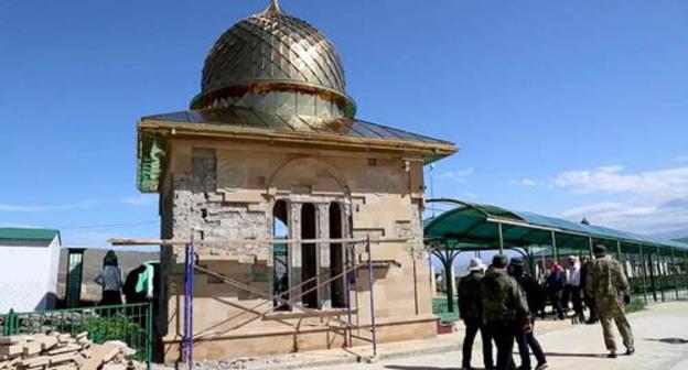 After the explosion near the tomb of Sheikh Said of Chirkei. Photo by the press service of the muftiyat of the Republic of Dagestan