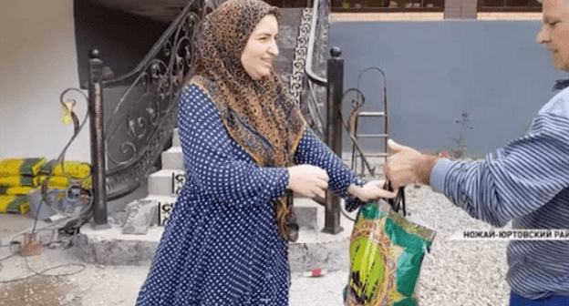 A resident of Chechnya receives a food parcel. Screenshot of the Grozny TV Channel https://www.instagram.com/p/BioZnDRnd17/