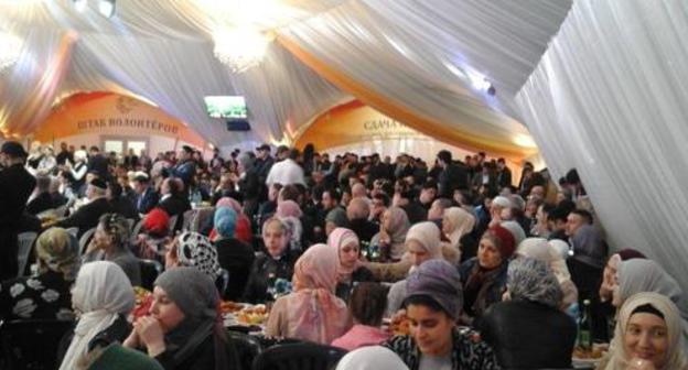 Iftar in the "Ramadan Tent". Moscow, May 19, 2018. Photo by Rustam Djalilov for the Caucasian Knot