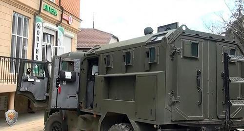 Special vehicles in residential area. Photo: http://nac.gov.ru/kontrterroristicheskie-operacii/v-hode-kto-v-dagestane-neytralizovany-devyat.html