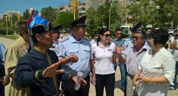 Police demand to stop Oirat-Kalmyk People's Congress, May 19, 2018. Photo by Badma Byurchiev for the Caucasian Knot